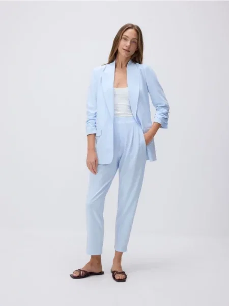 Reserved Штани jogger с защипами блідо-блакитний блакитні