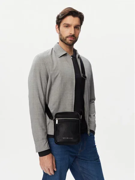 Taška cez rameno Tommy Hilfiger Th Bus Leather Mini Reporter čierna