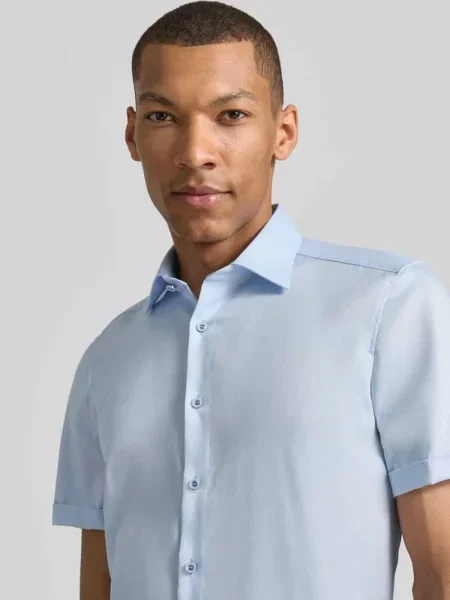 Koszula o kroju slim fit biznes z kołnierzykiem typu kent Olymp Level 5 błękitna