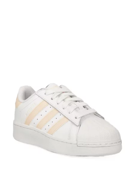Sneakerși Adidas Superstar cu dungi cu glugă cu blană alb