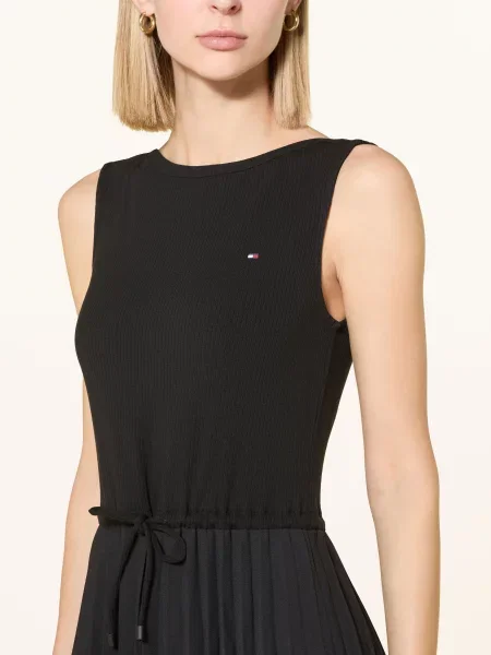 Tommy Hilfiger Sukienka Z Mieszanki Materiałów Z Plisami schwarz czarna