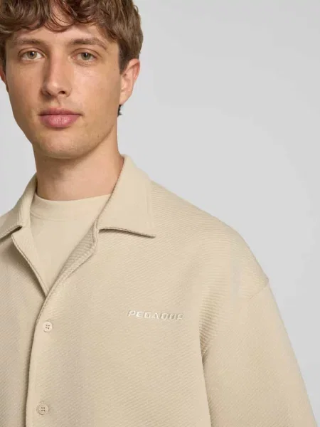 Koszula casualowa o kroju relaxed fit z fakturowanym wzorem model ‘Tate’ Pegador beżowa