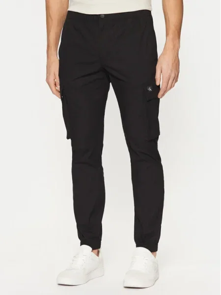 Панталон Calvin Klein Jeans с кройка по тялото черно