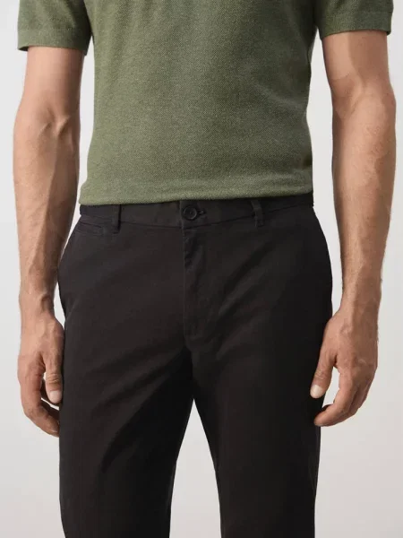 Spodnie chinosy Prato cropped tappered Mężczyzna 38 MANGO MAN czarny
