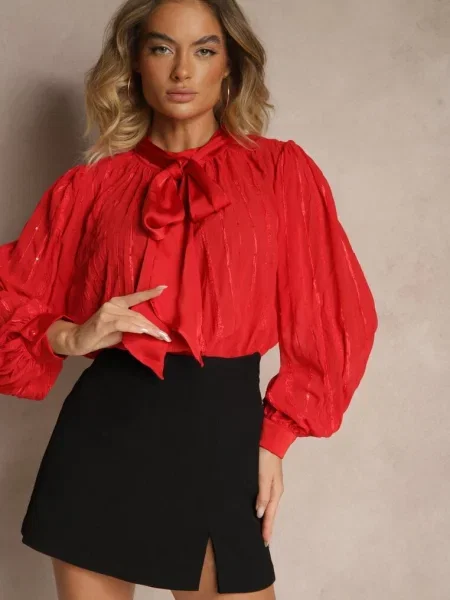 Tłoczona Bluzka o Koszulowym Kroju z Ozdobnym Wiązaniem Sepalea czerwona