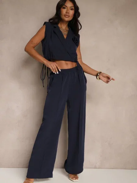 Granatowy Komplet Spodnie o Szerokim Kroju i Kopertowa Bluzka ze Ściągaczem Reavilora niebieska