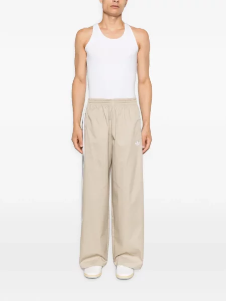 Pantaloni Adidas cu broderie cu dungi din piele de căprioară maro