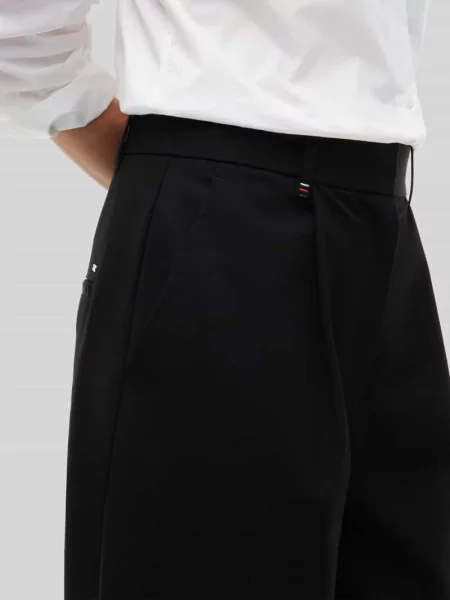 Spodnie z zakładkami w pasie o kroju barrel fit z dodatkiem Tommy Hilfiger czarne