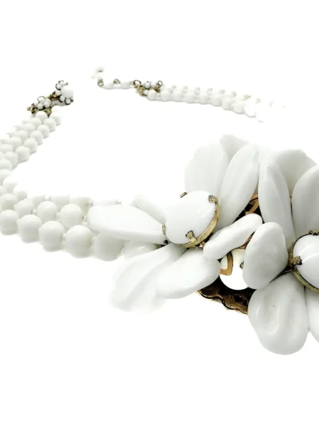 Gėlėtas vėrinys Jennifer Gibson Jewellery balta