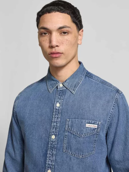 Koszula jeansowa o kroju regular fit z brustaszą i detalem z logo Calvin Klein Jeans