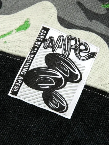Hanorac Aape By A Bathing Ape cu model camuflaj gri