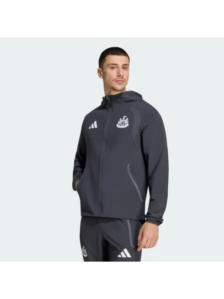 Větrovka Newcastle United FC Tiro Travel se po celé délce
