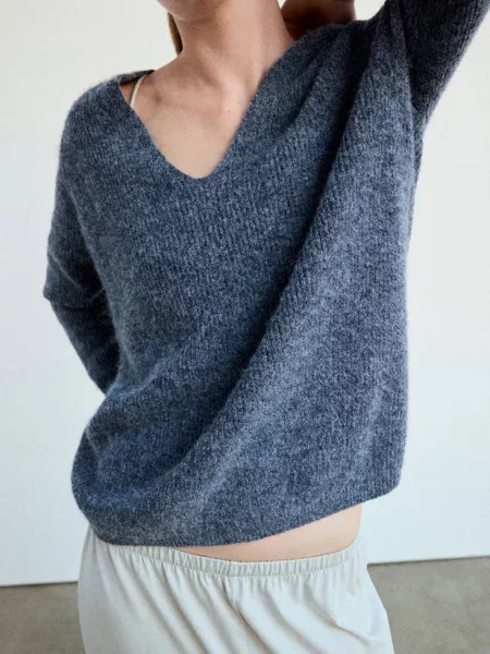 Sweter oversize z dekoltem w serek Kobieta L MANGO niebieski