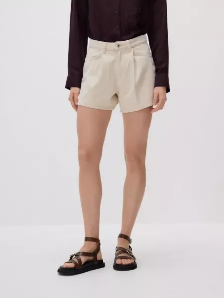 Reserved Джинсові шорти з запахом спереду кремовий 