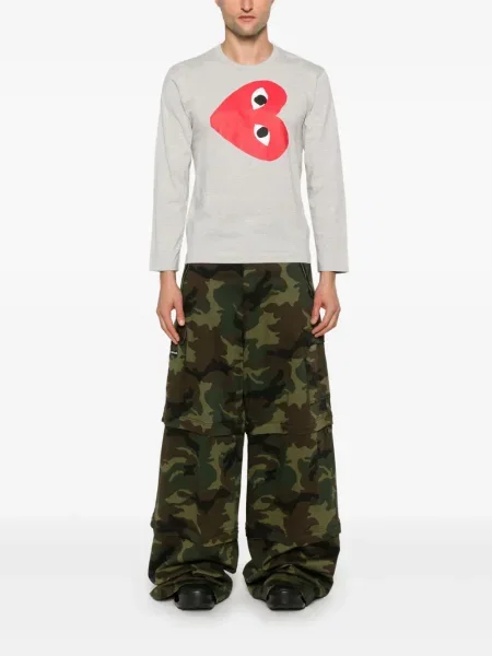 Tricou Comme Des Garcons Play cu imagine cu motiv cu inimi gri