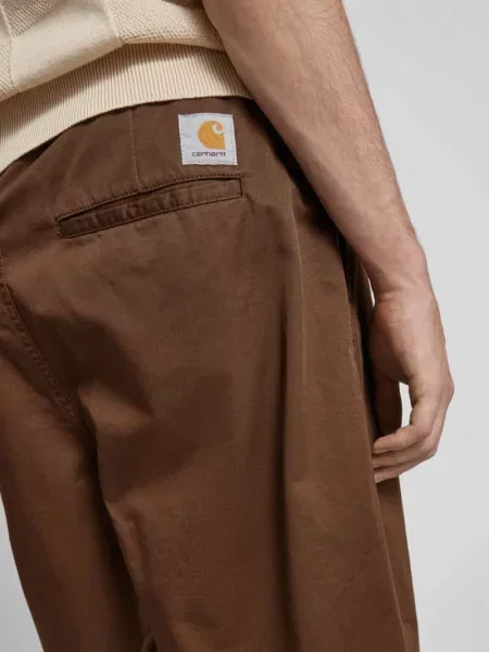 Spodnie o kroju regular fit z zakładkami w pasie i wpuszczanymi model ‘MARV’ Carhartt Work In Progress