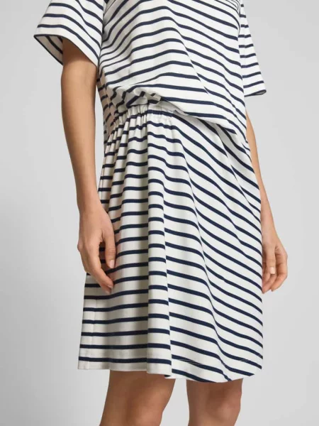 Sukienka T-shirtowa o długości do kolan z bocznymi marszczeniami model ‘PIREO’ Weekend Max Mara biała