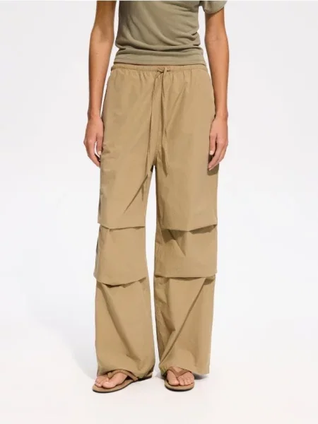 Reserved Pantaloni cu pliuri verde-oliv deschis verde