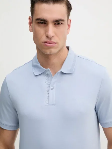 Тениска с яка Calvin Klein с изчистен дизайн синьо