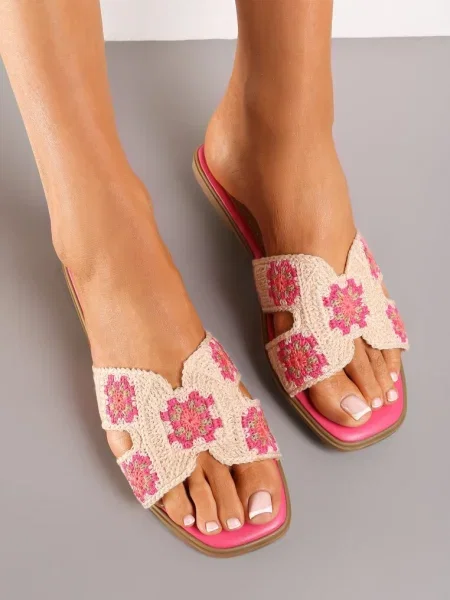 Papuci fuchsia cu flori brodate Reviala roz