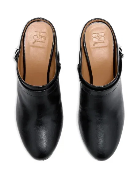 Mules Ganni na klínovém podpatku s přezkou černé