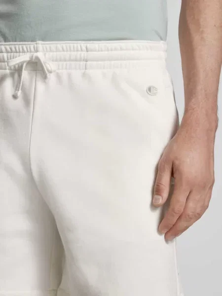 Szorty dresowe o kroju relaxed fit z plakietką z logo model ' Champion białe