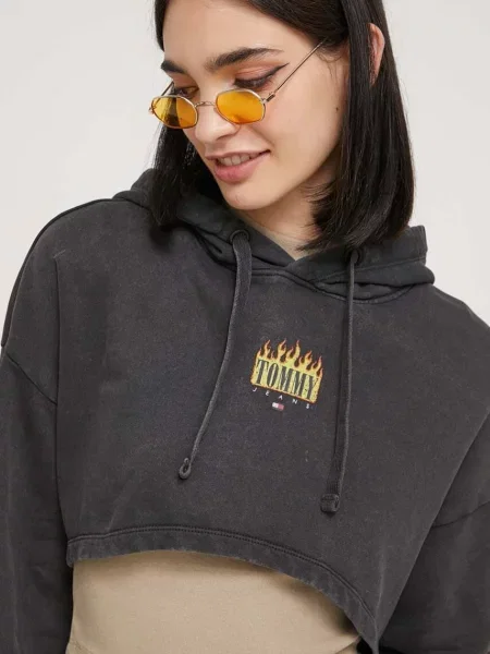 Tommy Jeans Pulóver VINTAGE FLAME HOODIE | Cropped Fit fekete