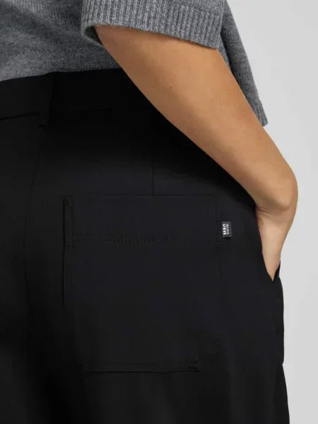 Spodnie w kroju regular fit z detalem z logo Model Tilda Jump in' Mac czarne