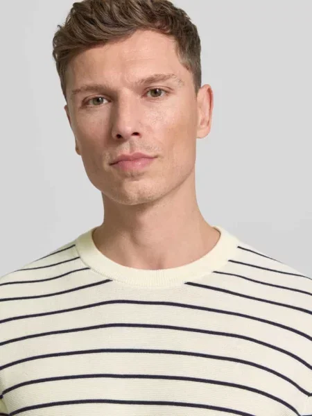 T-shirt z prążkowanym okrągłym dekoltem Mcneal