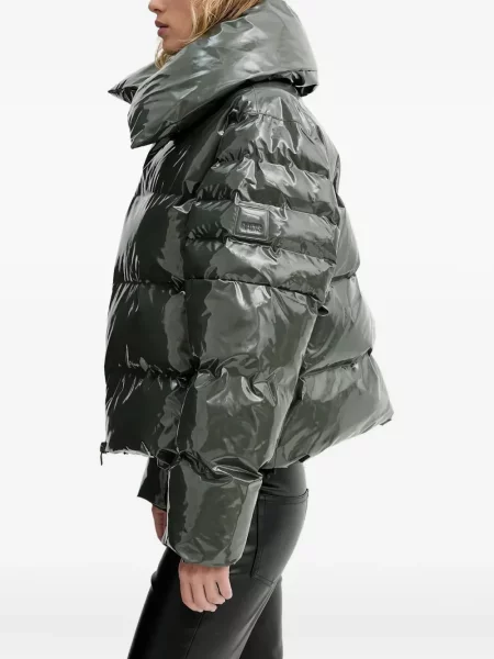 Яке Rains зелено