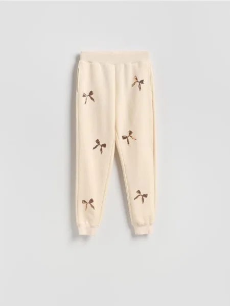 Reserved Pantaloni trening cu aplicații crem