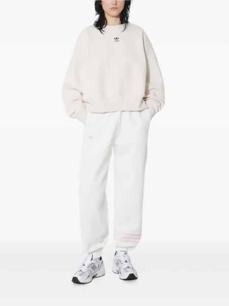 Pruhované oblekové kalhoty Adidas s výšivkou bílé