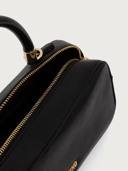 Кожаная сумка-багет Love Moschino