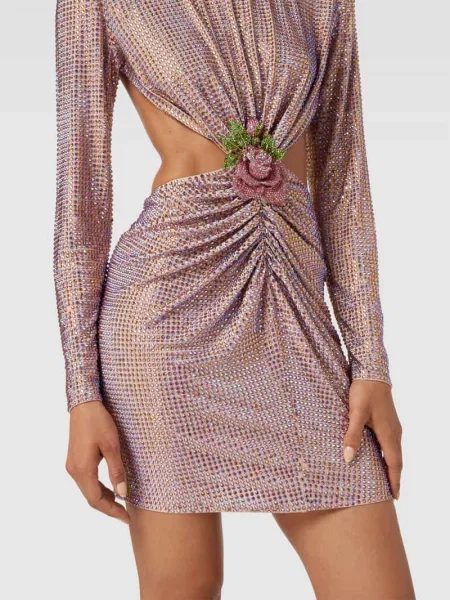 Sukienka koktajlowa z obszyciem ozdobnymi kamieniami New Arrivals By Ilkyaz Ozel fioletowa