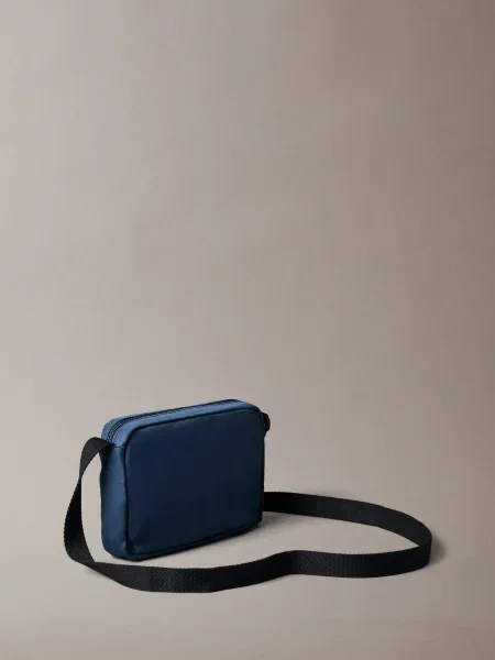 Calvin Klein torbica za čez ramo modra