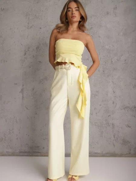 Pantaloni eleganți cu croială largă și curea decorativă Airia galbeni