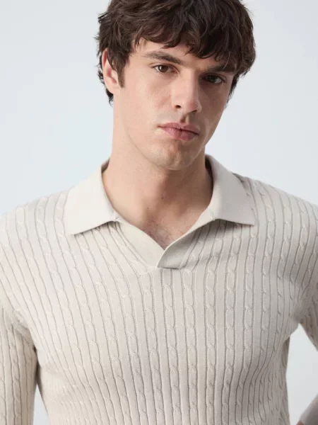 Sweter polo z dzianiny z mieszanki bawełny i lyocellu z warkoczowym splotem jasny / pastelowy Mężczyzna S MANGO MAN szary