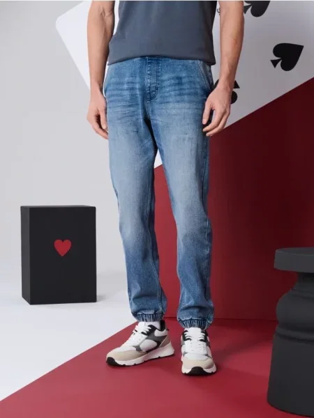 Sinsay Jeansy jogger z efektem sprania niebieski