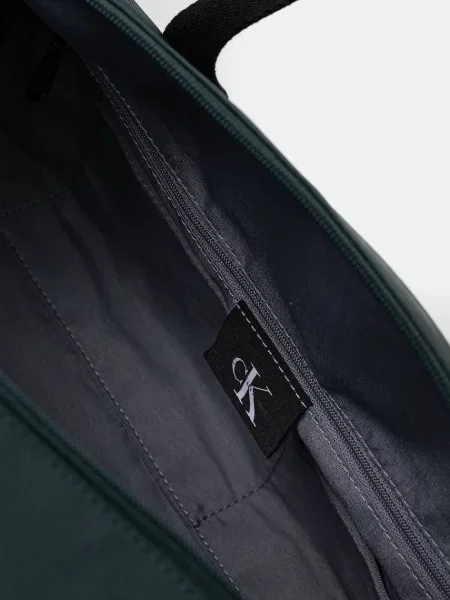 Calvin Klein táska 43 x 22 x 22 cm zöld