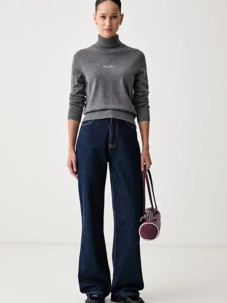 Pulover Guess Jeans de mătase cu guler înalt gri