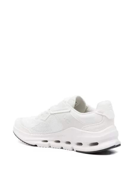 Sneakerși On alb
