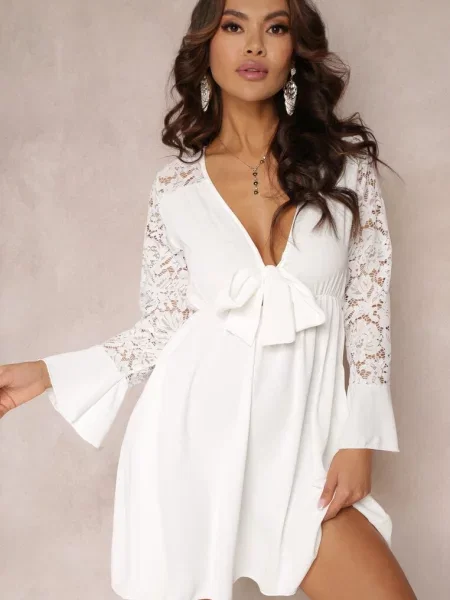 Sukienka Mini z Gumką w Pasie i Koronkowymi Rękawami Cobham biała