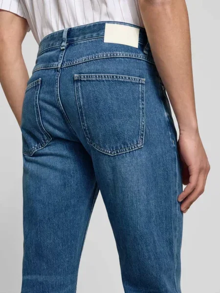 Jeansy o kroju straight fit z naszywką z logo Closed niebieskie