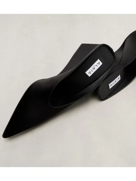 Papuci tip mules Alaïa din satin cu pană negru