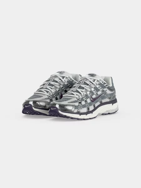 Nike Sportswear Nízke tenisky / baklažánová / strieborná / šedobiela sivá