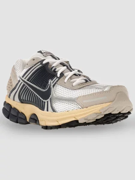 Кожаные кроссовки Nike Vomero бежевые