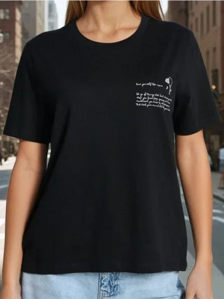 Футболка з написом чорний