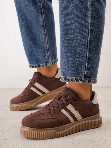 Sneakers pe platformă din cauciuc embosat decorate cu barete Naifeh maro