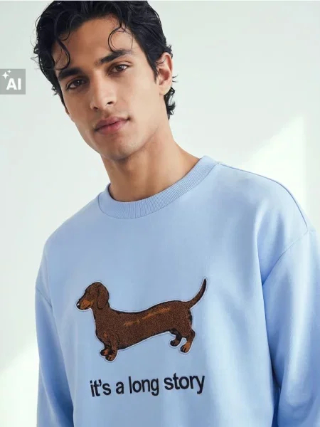 Sinsay Mikina crewneck s výšivkou jezevčíka s bavlnou modrá