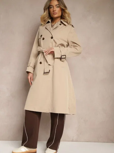 Trenciu crem cu pliuri la spate în talie și închidere în față cu două rânduri de Sigin bej